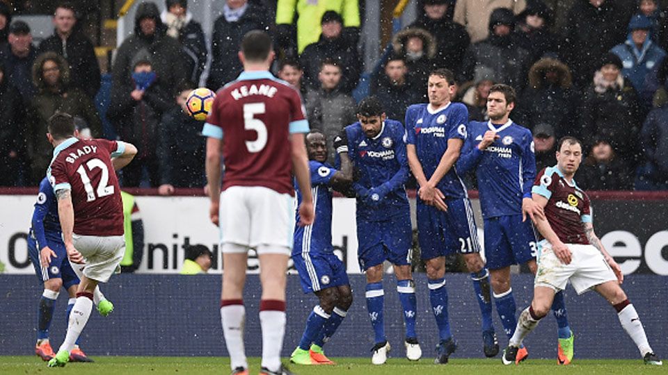 Robbie Brady (kiri) saat mengeksekusi bola ke arah gawang Chelsea. Copyright: &copy; OLI SCARFF/AFP/Getty Images